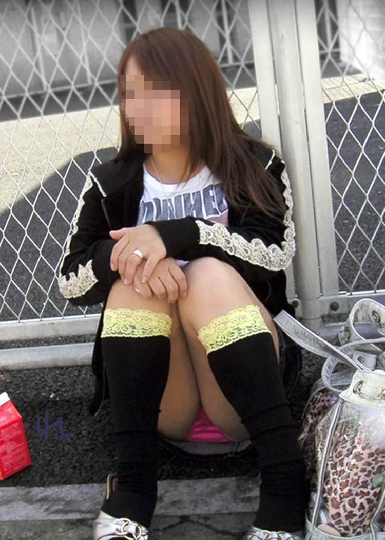 素人ギャル_座りパンチラ_盗撮エロ画像03