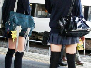 【JK街撮りエロ画像】後ろ姿が既に可愛い登下校中の制服女子高生を街中で撮影した画像ww