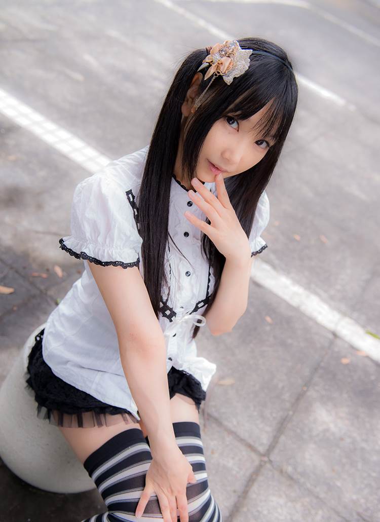 縞ニーソックス_白黒_しましま_絶対領域11