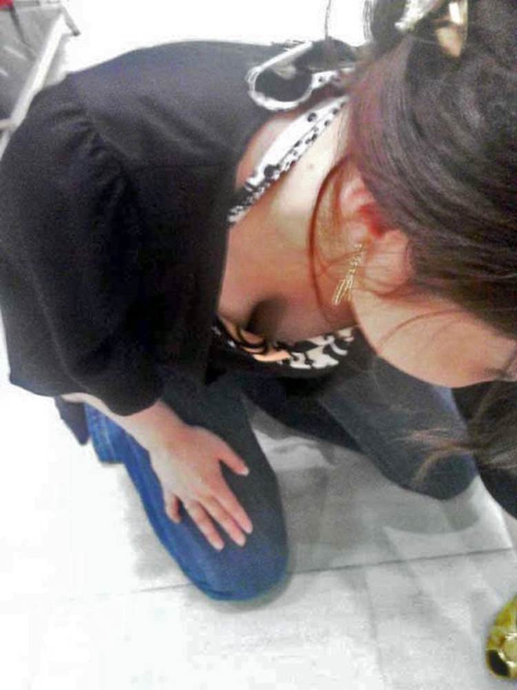 店員_胸チラ_谷間_盗撮_エロ画像16