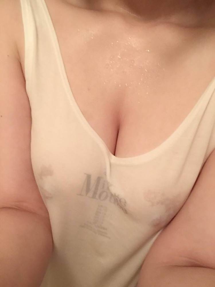 素人_ノーブラ_乳首ポッチ_自撮り_エロ画像20