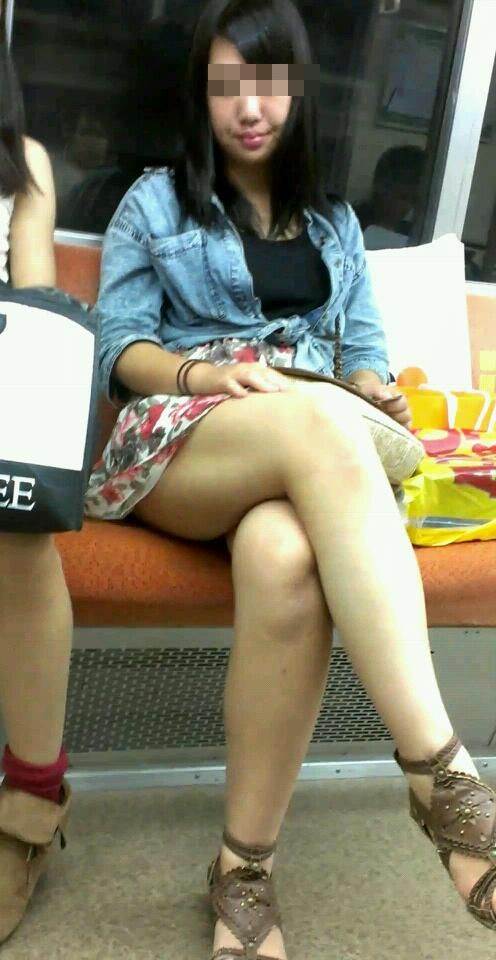 電車_足組み_生足_素人_盗撮_エロ画像03