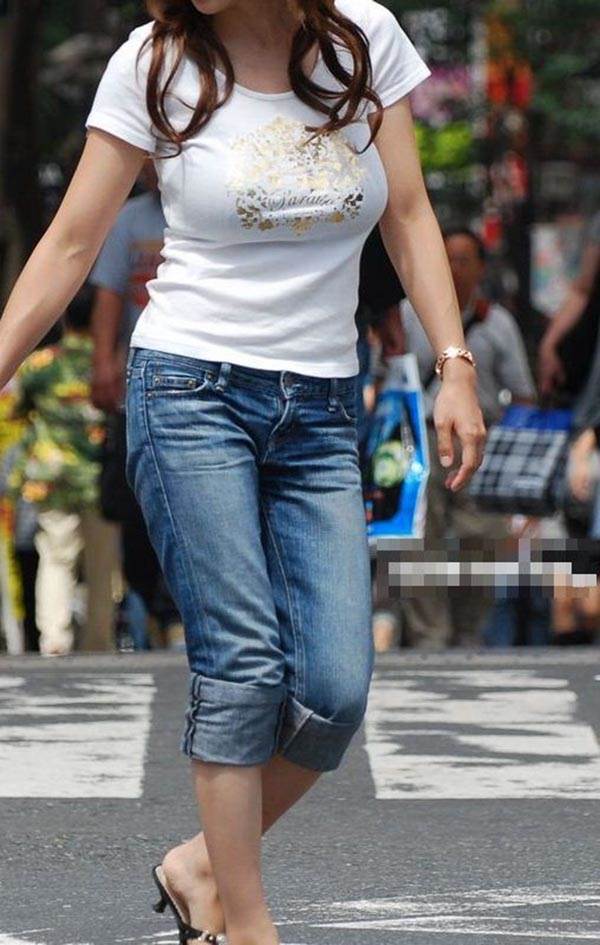 素人_白Tシャツ_街撮り_盗撮_エロ画像01