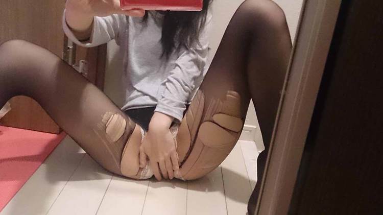 破れた黒パンスト_素人_自撮り_エロ画像03