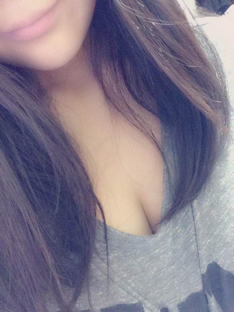 唇_谷間_素人_自撮り_エロ画像03