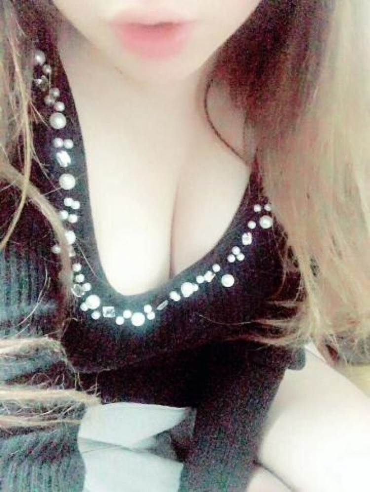 唇_谷間_素人_自撮り_エロ画像12