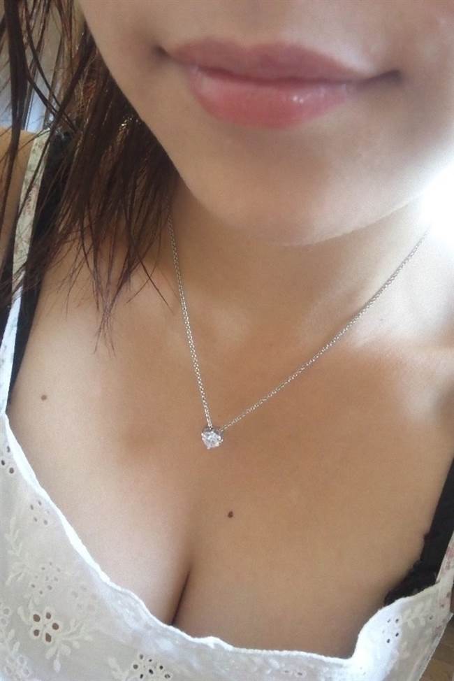 唇_谷間_素人_自撮り_エロ画像13