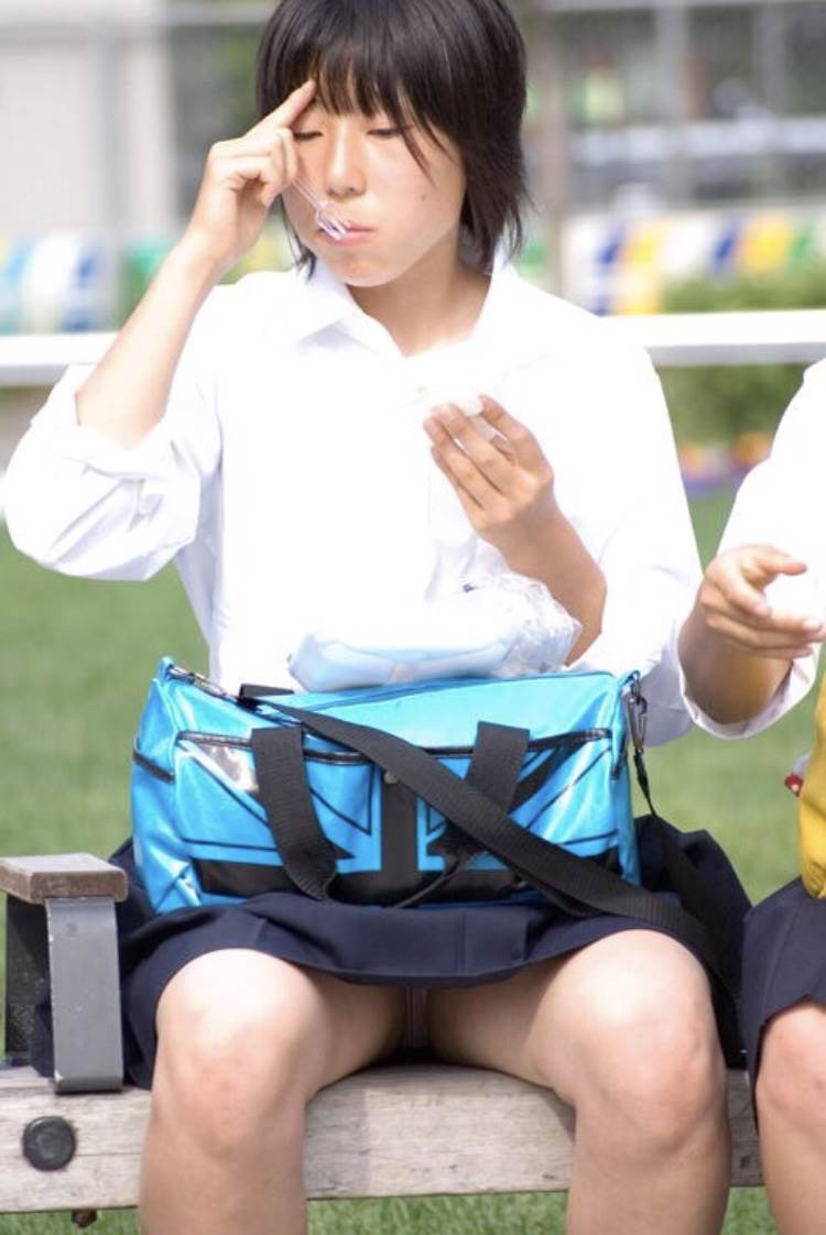 JK_座りパンチラ_盗撮_エロ画像04