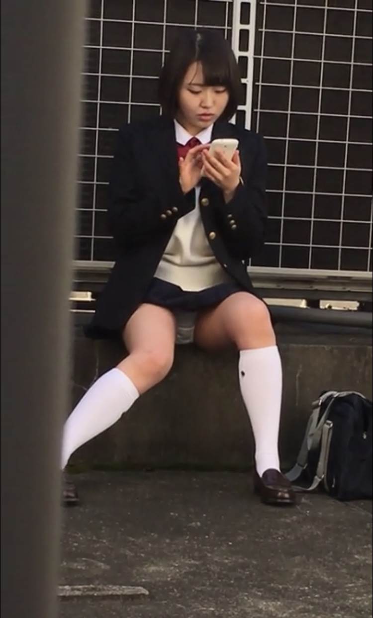JK_座りパンチラ_盗撮_エロ画像05