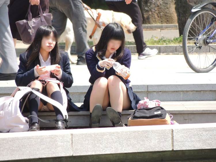 JK_座りパンチラ_盗撮_エロ画像17