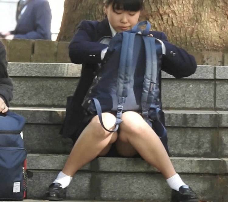 JK_座りパンチラ_盗撮_エロ画像18