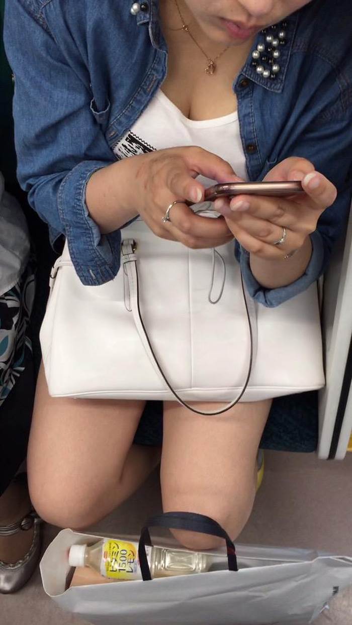 素人_電車_胸_谷間_盗撮_エロ画像01