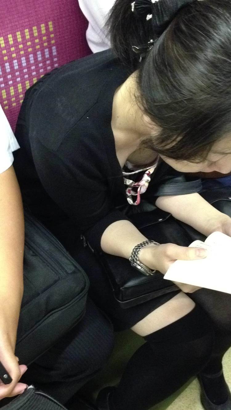 素人_電車_胸_谷間_盗撮_エロ画像08