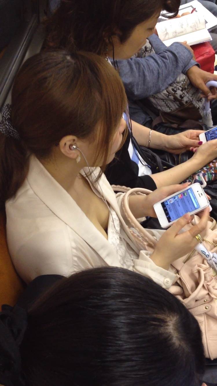 素人_電車_胸_谷間_盗撮_エロ画像19