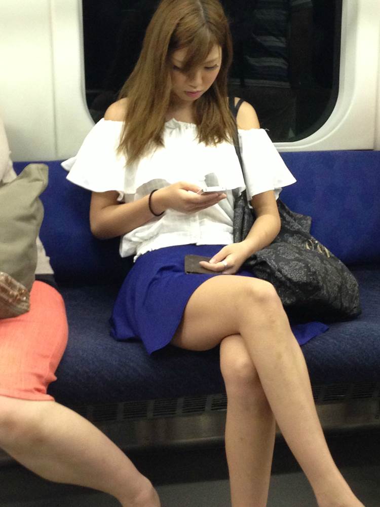 電車_美脚_盗撮_エロ画像05