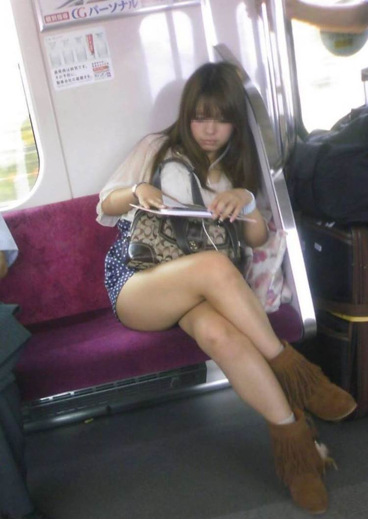 電車_美脚_盗撮_エロ画像07