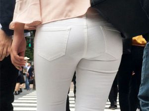 【パンティラインエロ画像】透けやすく尻と太ももにピッタリフィットした素人女性を街撮り盗撮ww