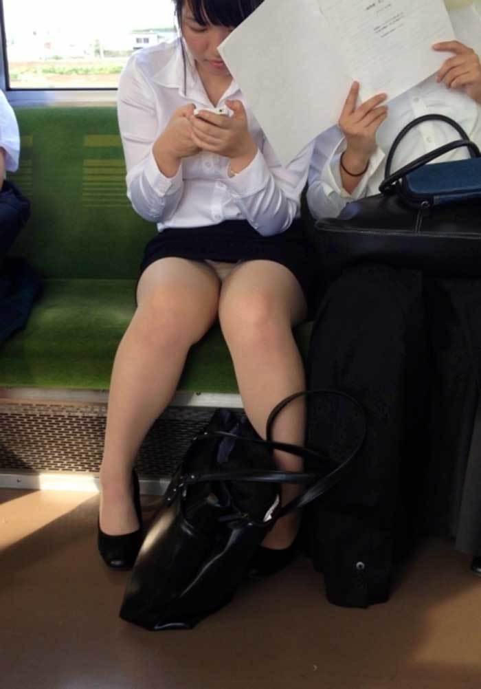 電車_盗撮_パンチラ画像25