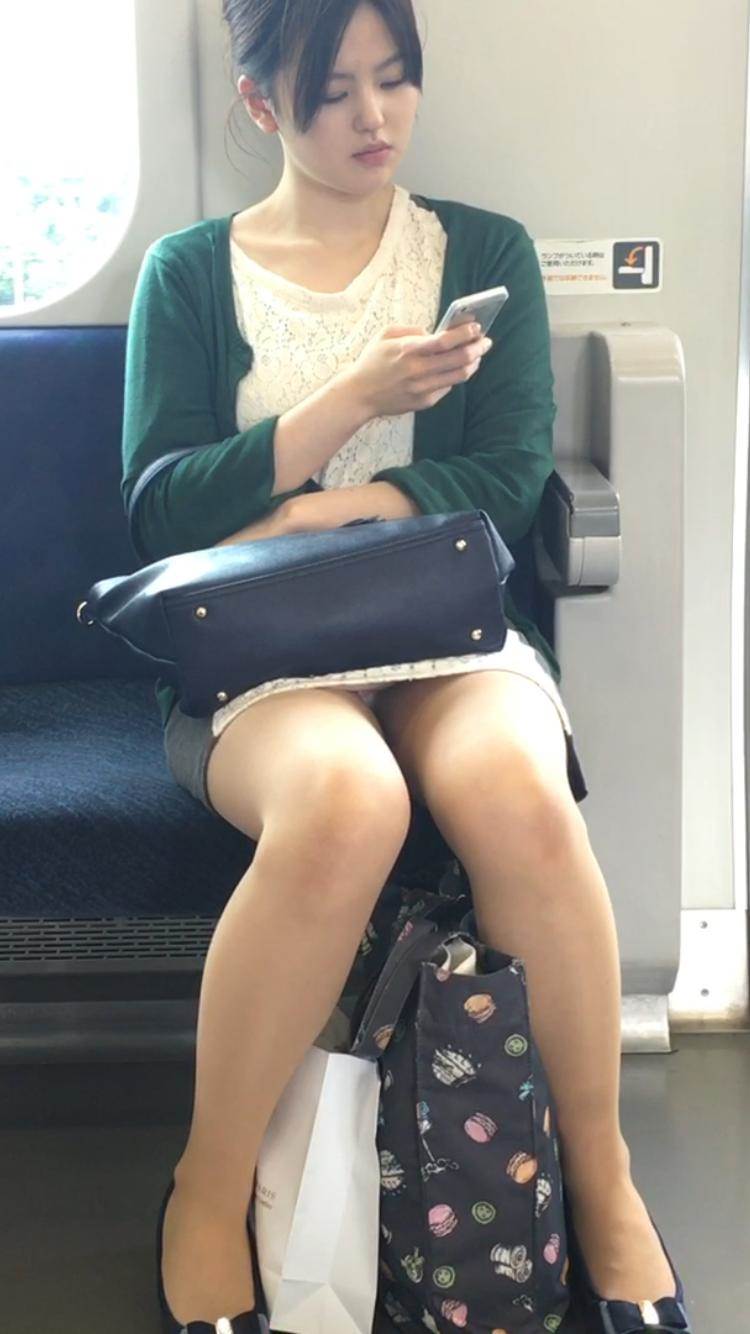 電車_盗撮_パンチラ画像23
