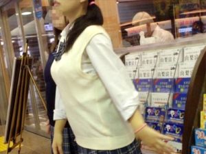【JK着衣巨乳エロ画像】将来が有望過ぎる制服の上からでもデカ乳とハッキリわかる女子校生の街撮り画像ｗｗ
