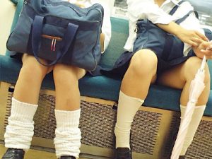 【JK電車盗撮エロ画像】露出太ももを思わず直視してしまうミニスカ制服の女子校生の画像ｗｗ