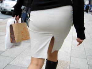 【街撮り盗撮エロ画像】スリット入りの白タイトスカートを履いた素人OLを背後から隠し撮りした画像ww