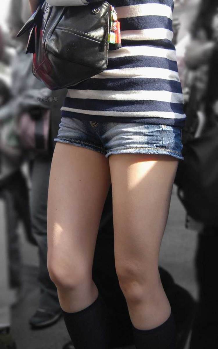 デニムホットパンツ_太もも_街撮り盗撮03