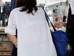 【JK透けブラ盗撮エロ画像】夏服の制服でまだまだ発育中の胸を守るブラジャーが透けた女子校生の画像ｗｗ