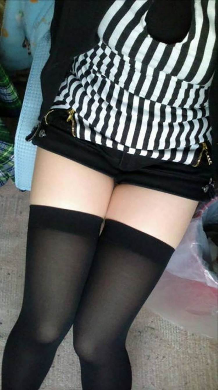 黒ニーソックス_太もも_接写エロ画像04