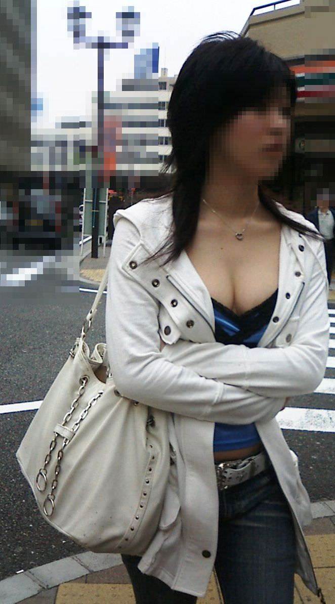 素人_巨乳_谷間街撮り09