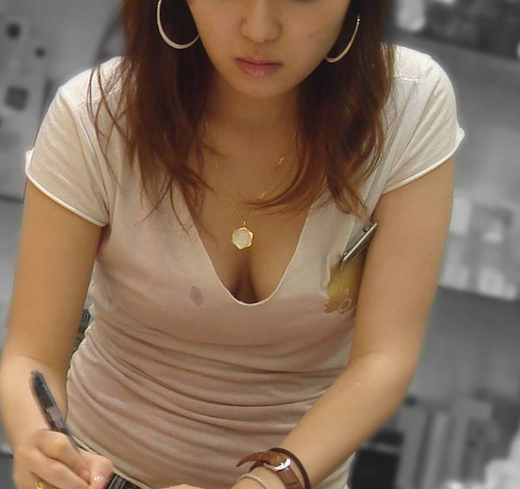 素人_巨乳_谷間街撮り15