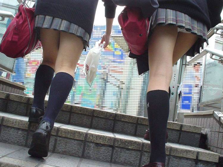 足が綺麗なJK二人組のパンチラ