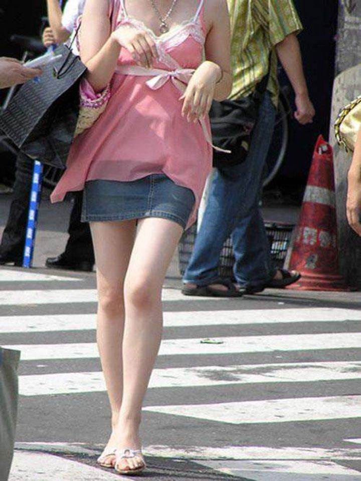 美脚_街撮り_盗撮エロ画像17