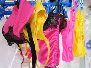 【下着洗濯物エロ画像】サテン生地Tバックや透け透けパンツ…一般女性が暮らすアパートのベランダを盗撮ｗｗ