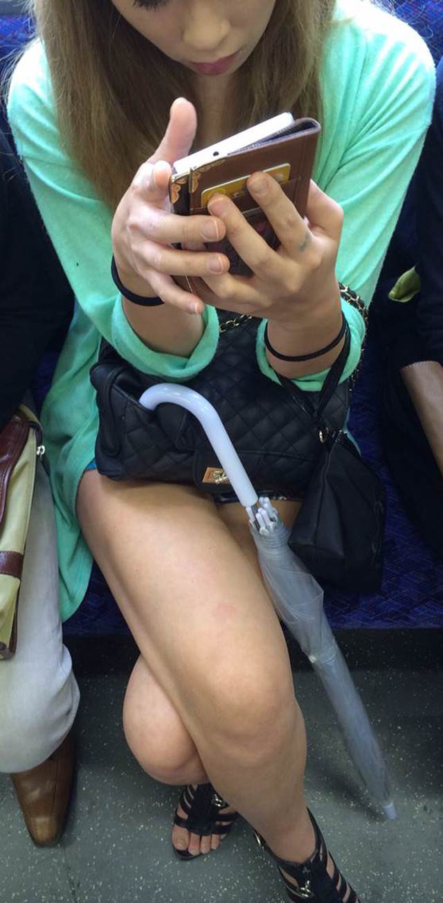 露出ギャル_素人_電車盗撮19