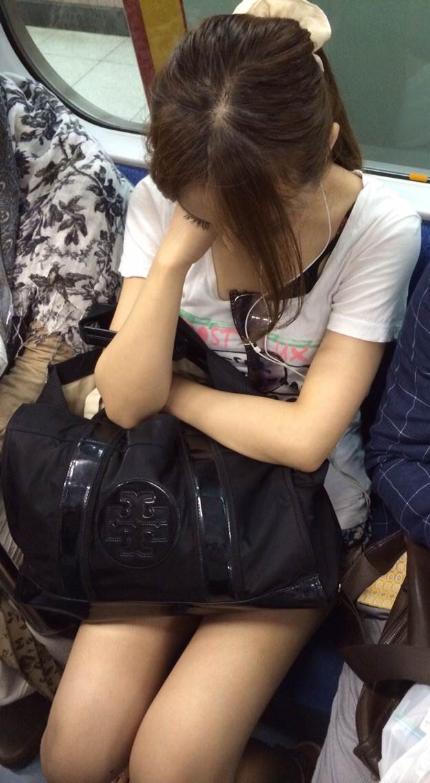 露出ギャル_素人_電車盗撮16