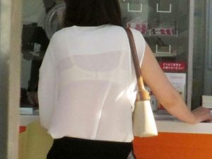 【OL透けブラ盗撮エロ画像】夏服になり薄いブラウスで出社する素人を駅ホームなどで街撮りした画像ww