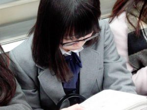 【街撮り盗撮エロ画像】メガネをかけた素人女性限定…おとなしめな眼鏡女子の胸チラパンチラや生足を隠し撮りｗｗ