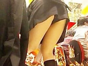 パチ屋店員_パンチラ盗撮