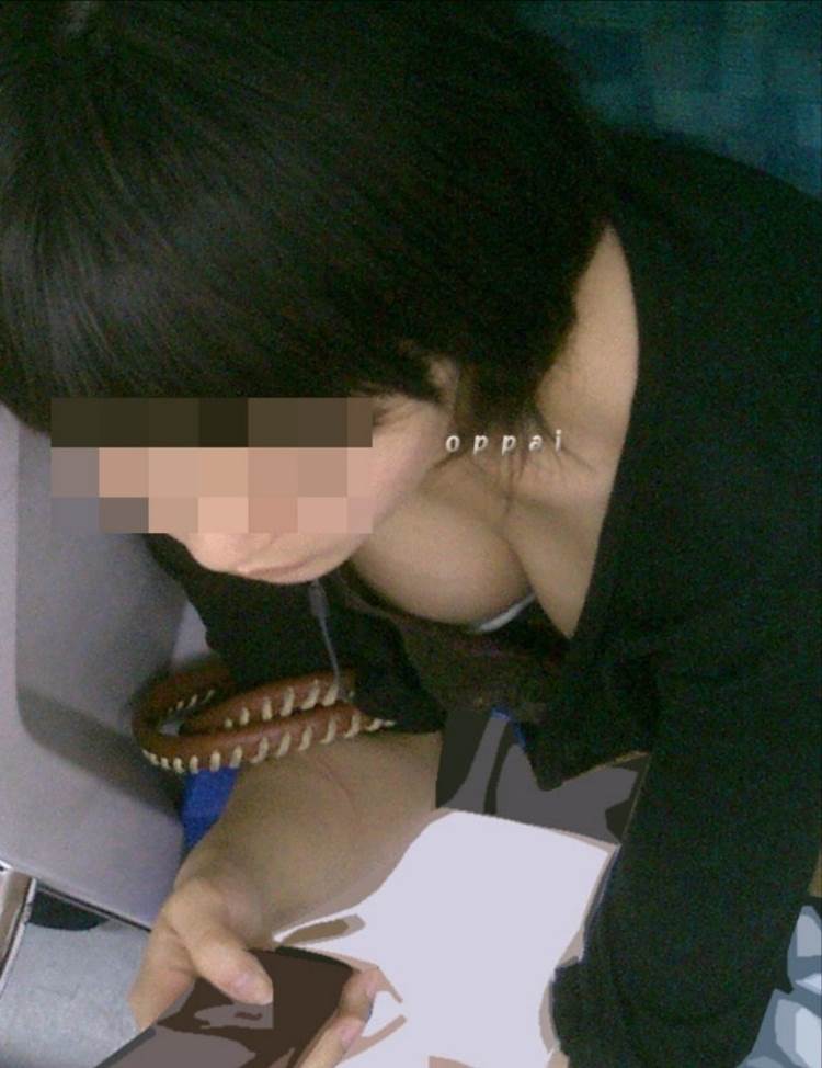 電車_谷間おっぱい_上から覗いたアングル18