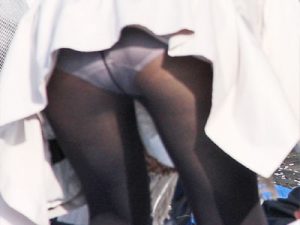 黒パンスト_前屈み_パンチラ盗撮
