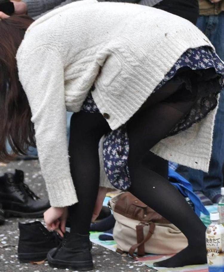 黒パンスト_前屈み_パンチラ盗撮03