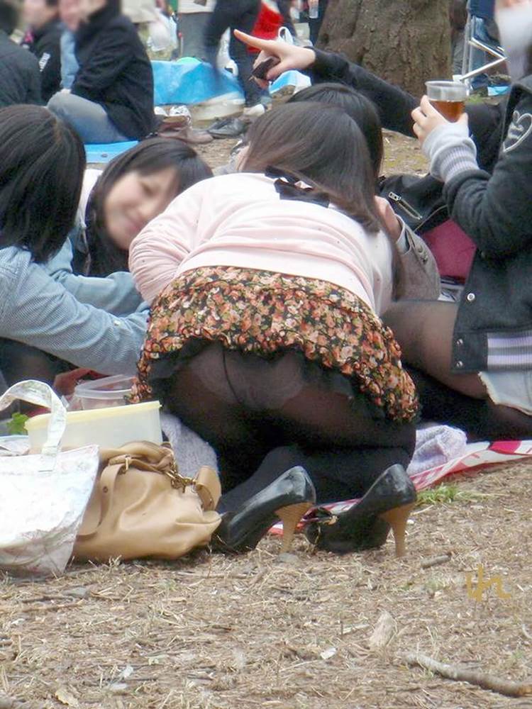 黒パンスト_前屈み_パンチラ盗撮04