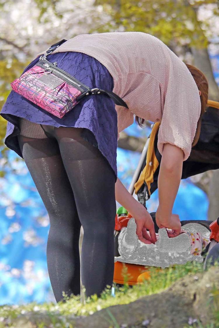 黒パンスト_前屈み_パンチラ盗撮17