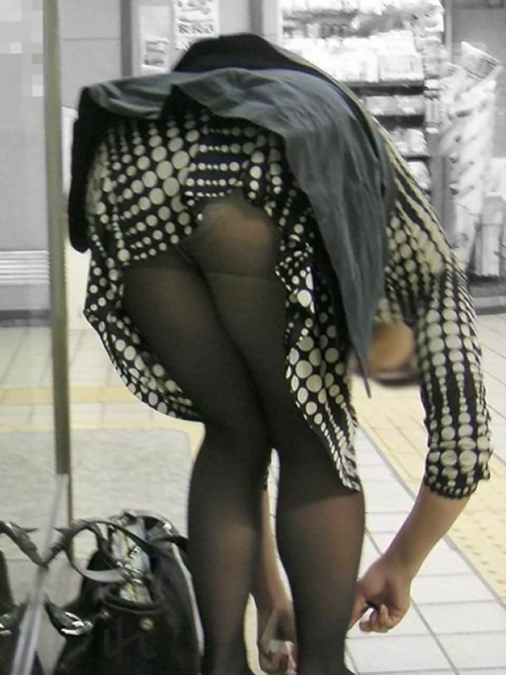 黒パンスト_前屈み_パンチラ盗撮06