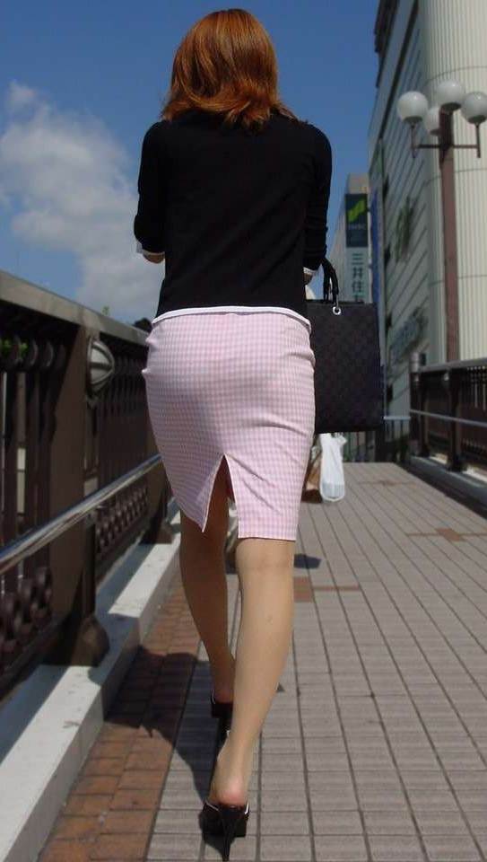 カラータイトスカート_素人_パンティライン03