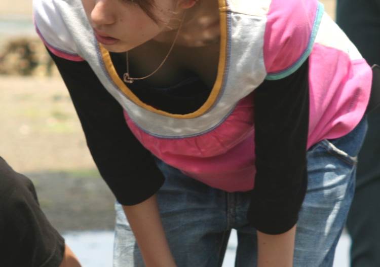 胸チラ_前屈み_盗撮エロ画像08