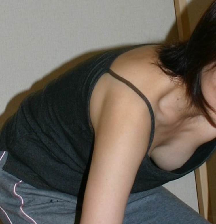 胸チラ_前屈み_盗撮エロ画像13