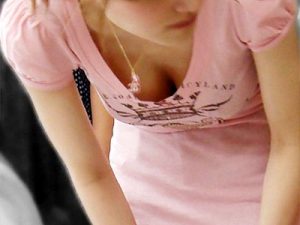 胸チラ_前屈み_盗撮エロ画像