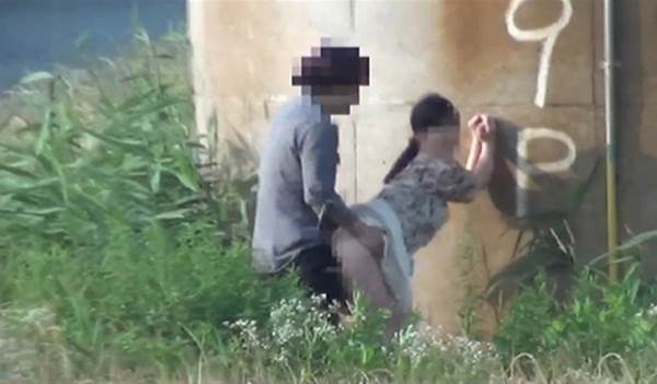 青姦_野外セックス_公園_盗撮エロ画像09